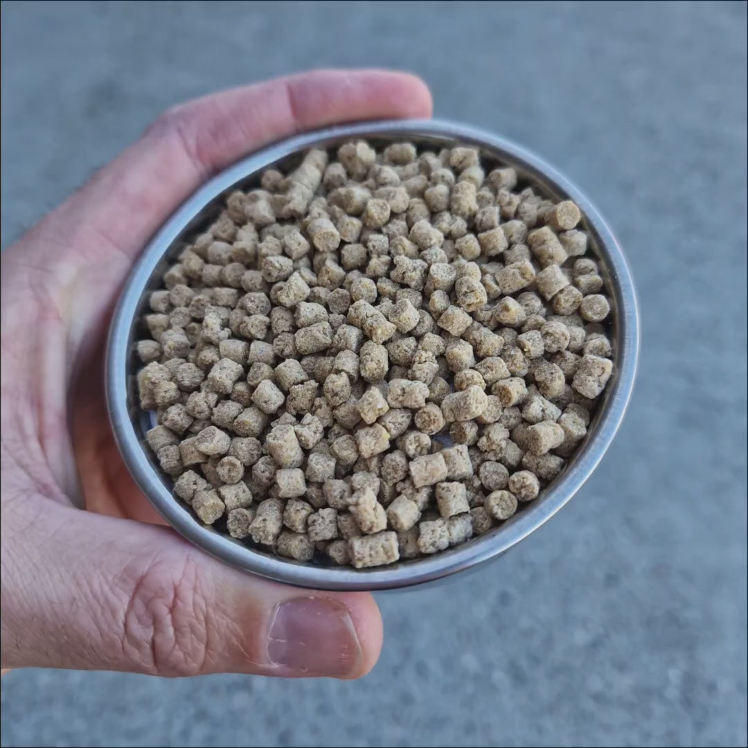 Video showing Vetafarm South American Pellet packaging and pellet size