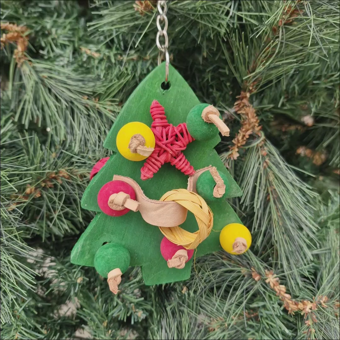 Video showing the Christmas Java Tree Small, its wooden tree topper, Java wood balls and leather strap