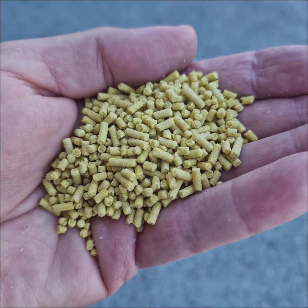 Video showing Vetafarm B-Calm Pellets packaging and pellet size
