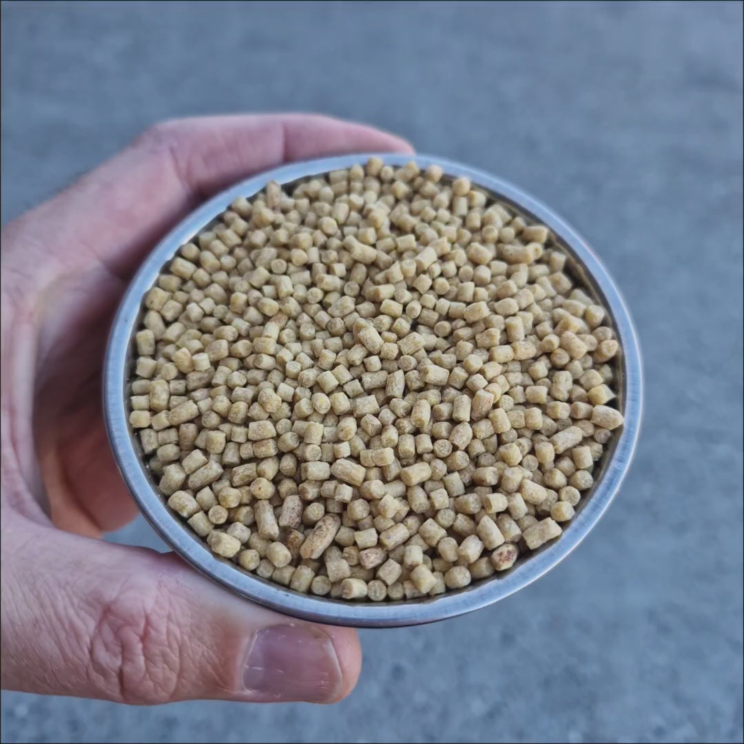 Video showing Vetafarm Maintenance Pellet packaging and pellet size