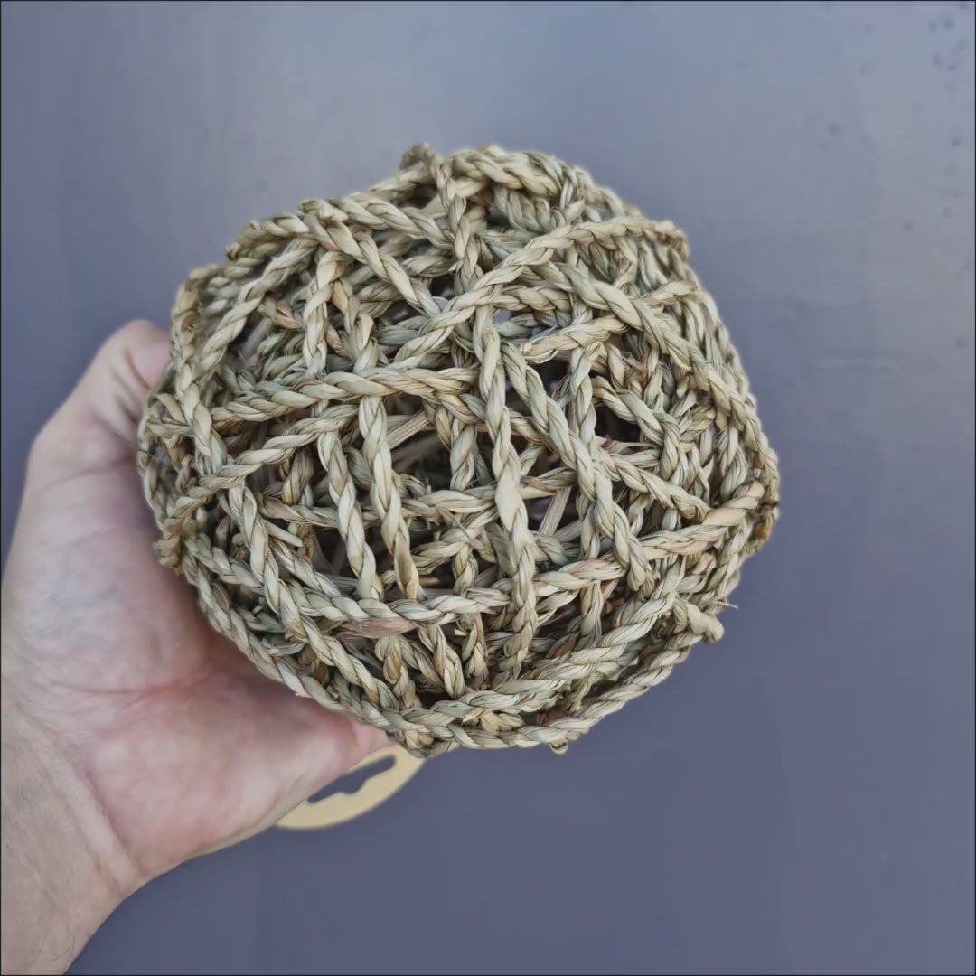 Jumbo Seagrass Ball – seagrass and shredded paper foot toy for birds of all sizes